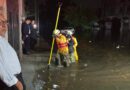 Rescatan a personas atrapadas en vehículo por inundación en Morelia