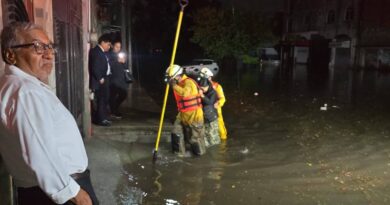 Rescatan a personas atrapadas en vehículo por inundación en Morelia