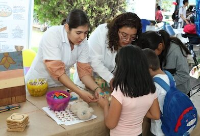 UMSNH recibió a cientos de familias en el tianguis de la ciencia