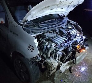 Taxista sobrevive a ataque con arma blanca y volcadura en barranco de Lázaro Cárdenas.