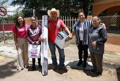 Entrega Alma Mireya González equipo fortalecer labores en temporada de lluvias en Atzimbo