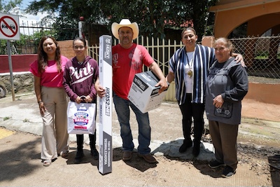 Entrega Alma Mireya González equipo fortalecer labores en temporada de lluvias en Atzimbo