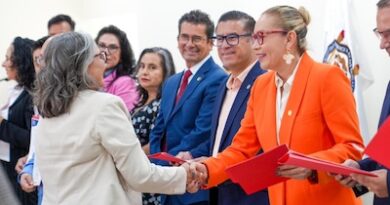 Se hace justicia laboral a docentes nicolaitas; Yarabí Ávila entrega nombramientos de materias definitivas