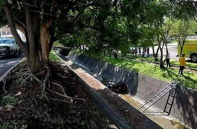 Muere un menor y dos adolescentes resultan heridos al caer cuatrimoto a un canal en Morelia.
