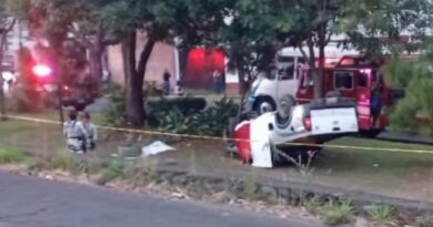 Cabeza: Volcadura deja dos estudiantes muertas en la Calzada Benito Juárez de Uruapan