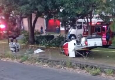 Cabeza: Volcadura deja dos estudiantes muertas en la Calzada Benito Juárez de Uruapan