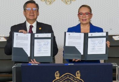 UMSNH y Colegios de Profesionistas marcan un hito en la historia en la casa de estudios; sellan convenios