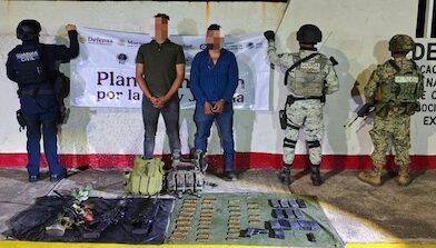 Caen dos hombres armados tras persecución y choque contra patrulla en Arteaga.