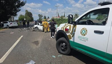 Muere una mujer en aparatoso choque sobre la carretera Morelia–Pátzcuaro.