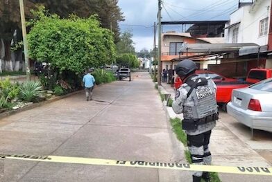 Atacan a balazos a una mujer dentro de un domicilio en Uruapan; lucha por su vida