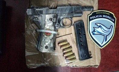 Detienen a hombre por violencia familiar y le aseguran un arma de fuego en la colonia Loma Larga, en Morelia.