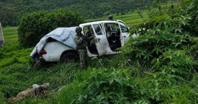 Delincuentes abandonan camioneta cargada con un arsenal al toparse con operativo en Erongarícuaro. Delincuentes abandonan camioneta cargada con un arsenal al toparse con operativo en Erongarícuaro.