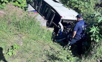 Muere menor tras volcadura de autobús en la carretera Janamuato–Villachuato