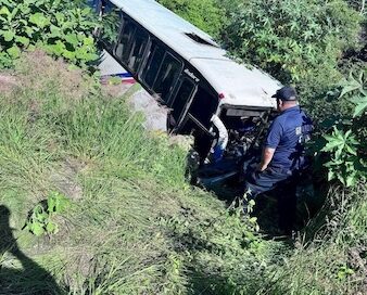 Muere menor tras volcadura de autobús en la carretera Janamuato–Villachuato