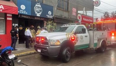 Se incendia barbería en el fraccionamiento Villa Universidad, en Morelia.
