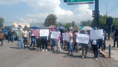 Habitantes de San Miguel del Monte bloquean el Periférico; exigen justicia por vecino asesinado.