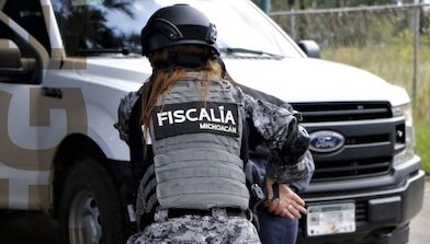 Vinculan a proceso a adolescente detenido con arma de uso exclusivo del Ejército y droga en Zamora.
