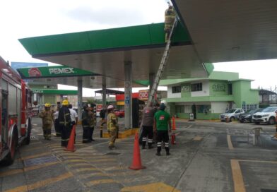 Cortocircuito provoca incendio en gasolinera de Uruapan; no hubo lesionados.